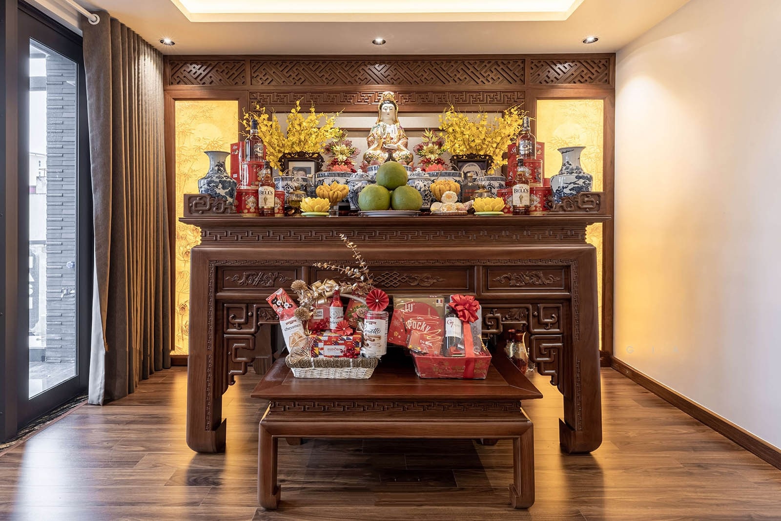 àn thờ gia tiên vô cùng quan trọng và uy nghiêm, gia chủ phải chọn vị trí tôn kính để bày biện tươm tất