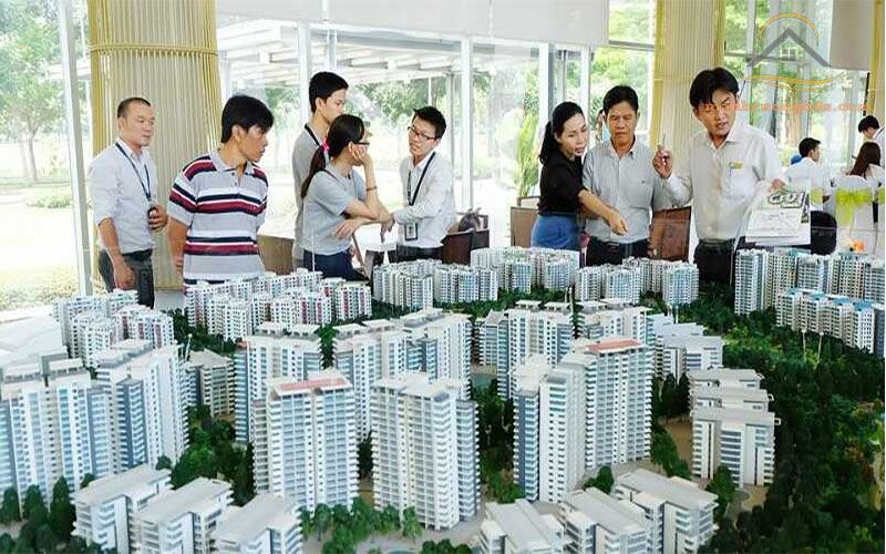 Khi mua chung cư nên xem tuổi vợ hay tuổi chồng?